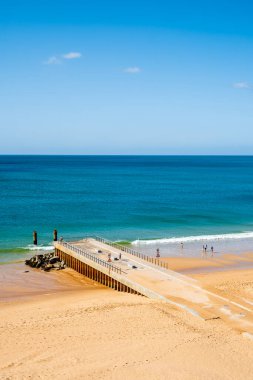 Büyük Balıkçı Sahili manzarası, Praia dos Pescadores, kayalıklarda beyazlatılmış evler, deniz, mavi gökyüzü, yaz zamanı, Albufeira, Algarve, Portekiz