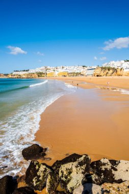 Büyük Balıkçı Sahili manzarası, Praia dos Pescadores, kayalıklarda beyazlatılmış evler, deniz, mavi gökyüzü, yaz zamanı, Albufeira, Algarve, Portekiz