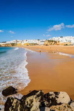 Büyük Balıkçı Sahili manzarası, Praia dos Pescadores, kayalıklarda beyazlatılmış evler, deniz, mavi gökyüzü, yaz zamanı, Albufeira, Algarve, Portekiz