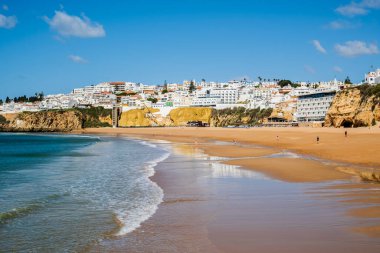 Büyük Balıkçı Sahili manzarası, Praia dos Pescadores, kayalıklarda beyazlatılmış evler, deniz, mavi gökyüzü, yaz zamanı, Albufeira, Algarve, Portekiz
