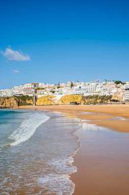 Büyük Balıkçı Sahili manzarası, Praia dos Pescadores, kayalıklarda beyazlatılmış evler, deniz, mavi gökyüzü, yaz zamanı, Albufeira, Algarve, Portekiz