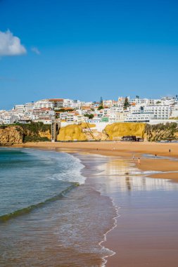 Büyük Balıkçı Sahili manzarası, Praia dos Pescadores, kayalıklarda beyazlatılmış evler, deniz, mavi gökyüzü, yaz zamanı, Albufeira, Algarve, Portekiz