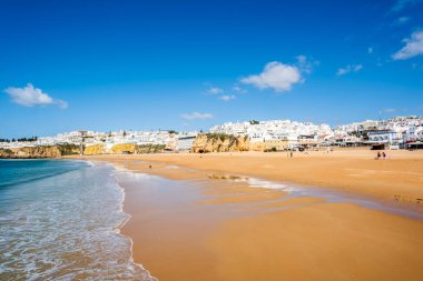 Büyük Balıkçı Sahili manzarası, Praia dos Pescadores, kayalıklarda beyazlatılmış evler, deniz, mavi gökyüzü, yaz zamanı, Albufeira, Algarve, Portekiz