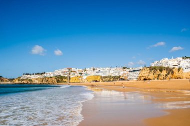 Büyük Balıkçı Sahili manzarası, Praia dos Pescadores, kayalıklarda beyazlatılmış evler, deniz, mavi gökyüzü, yaz zamanı, Albufeira, Algarve, Portekiz
