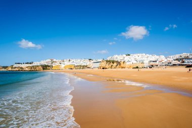 Büyük Balıkçı Sahili manzarası, Praia dos Pescadores, kayalıklarda beyazlatılmış evler, deniz, mavi gökyüzü, yaz zamanı, Albufeira, Algarve, Portekiz