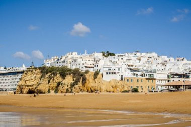 Büyük Balıkçı Sahili manzarası, Praia dos Pescadores, kayalıklarda beyazlatılmış evler, deniz, mavi gökyüzü, yaz zamanı, Albufeira, Algarve, Portekiz