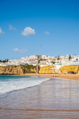 Büyük Balıkçı Sahili manzarası, Praia dos Pescadores, kayalıklarda beyazlatılmış evler, deniz, mavi gökyüzü, yaz zamanı, Albufeira, Algarve, Portekiz