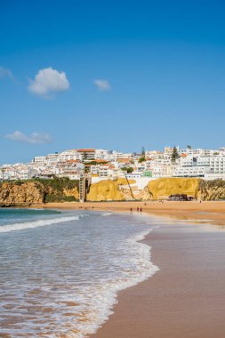 Büyük Balıkçı Sahili manzarası, Praia dos Pescadores, kayalıklarda beyazlatılmış evler, deniz, mavi gökyüzü, yaz zamanı, Albufeira, Algarve, Portekiz