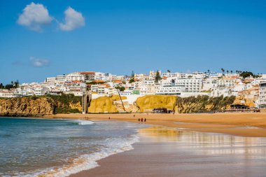 Büyük Balıkçı Sahili manzarası, Praia dos Pescadores, kayalıklarda beyazlatılmış evler, deniz, mavi gökyüzü, yaz zamanı, Albufeira, Algarve, Portekiz
