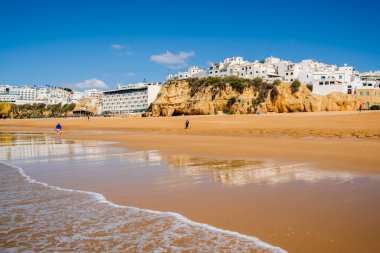 Büyük Balıkçı Sahili manzarası, Praia dos Pescadores, kayalıklarda beyazlatılmış evler, deniz, mavi gökyüzü, yaz zamanı, Albufeira, Algarve, Portekiz