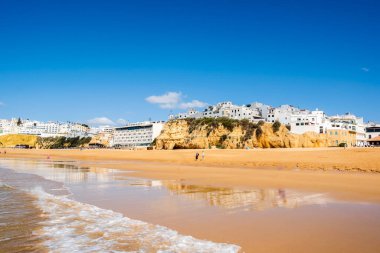 Büyük Balıkçı Sahili manzarası, Praia dos Pescadores, kayalıklarda beyazlatılmış evler, deniz, mavi gökyüzü, yaz zamanı, Albufeira, Algarve, Portekiz