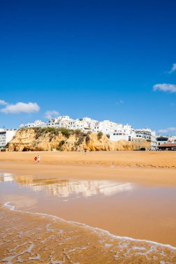 Büyük Balıkçı Sahili manzarası, Praia dos Pescadores, kayalıklarda beyazlatılmış evler, deniz, mavi gökyüzü, yaz zamanı, Albufeira, Algarve, Portekiz