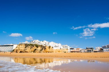 Büyük Balıkçı Sahili manzarası, Praia dos Pescadores, kayalıklarda beyazlatılmış evler, deniz, mavi gökyüzü, yaz zamanı, Albufeira, Algarve, Portekiz