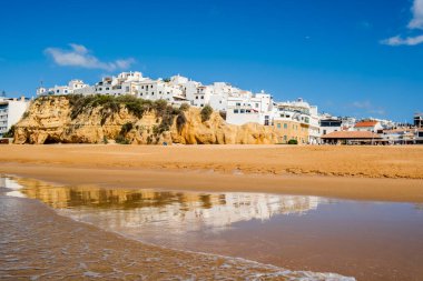 Büyük Balıkçı Sahili manzarası, Praia dos Pescadores, kayalıklarda beyazlatılmış evler, deniz, mavi gökyüzü, yaz zamanı, Albufeira, Algarve, Portekiz