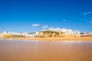 Büyük Balıkçı Sahili manzarası, Praia dos Pescadores, kayalıklarda beyazlatılmış evler, deniz, mavi gökyüzü, yaz zamanı, Albufeira, Algarve, Portekiz