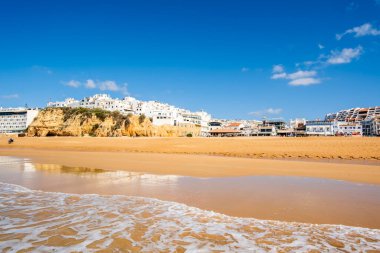 Büyük Balıkçı Sahili manzarası, Praia dos Pescadores, kayalıklarda beyazlatılmış evler, deniz, mavi gökyüzü, yaz zamanı, Albufeira, Algarve, Portekiz