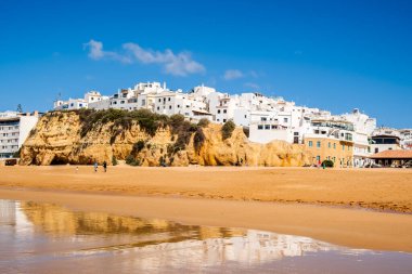 Büyük Balıkçı Sahili manzarası, Praia dos Pescadores, kayalıklarda beyazlatılmış evler, deniz, mavi gökyüzü, yaz zamanı, Albufeira, Algarve, Portekiz