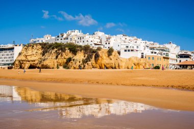 Büyük Balıkçı Sahili manzarası, Praia dos Pescadores, kayalıklarda beyazlatılmış evler, deniz, mavi gökyüzü, yaz zamanı, Albufeira, Algarve, Portekiz