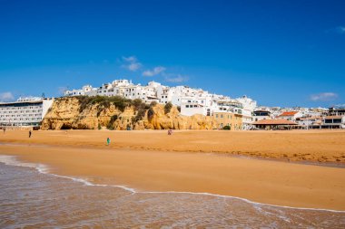 Büyük Balıkçı Sahili manzarası, Praia dos Pescadores, kayalıklarda beyazlatılmış evler, deniz, mavi gökyüzü, yaz zamanı, Albufeira, Algarve, Portekiz