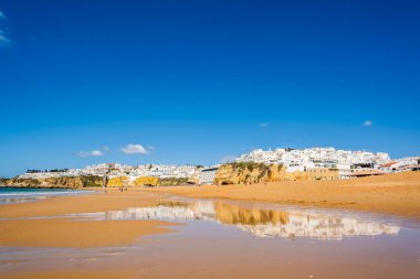 Büyük Balıkçı Sahili manzarası, Praia dos Pescadores, kayalıklarda beyazlatılmış evler, deniz, mavi gökyüzü, yaz zamanı, Albufeira, Algarve, Portekiz