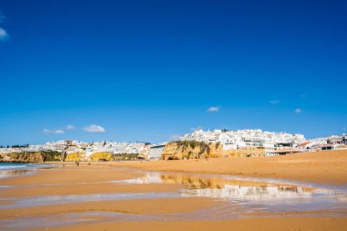 Büyük Balıkçı Sahili manzarası, Praia dos Pescadores, kayalıklarda beyazlatılmış evler, deniz, mavi gökyüzü, yaz zamanı, Albufeira, Algarve, Portekiz