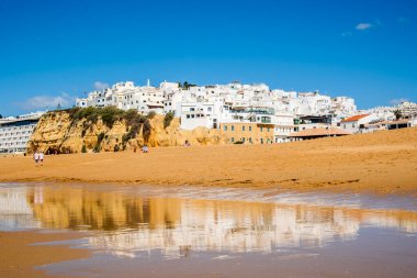 Büyük Balıkçı Sahili manzarası, Praia dos Pescadores, kayalıklarda beyazlatılmış evler, deniz, mavi gökyüzü, yaz zamanı, Albufeira, Algarve, Portekiz
