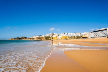 Büyük Balıkçı Sahili manzarası, Praia dos Pescadores, kayalıklarda beyazlatılmış evler, deniz, mavi gökyüzü, yaz zamanı, Albufeira, Algarve, Portekiz