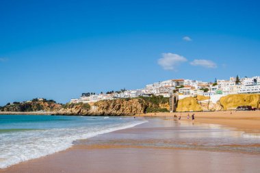 Büyük Balıkçı Sahili manzarası, Praia dos Pescadores, kayalıklarda beyazlatılmış evler, deniz, mavi gökyüzü, yaz zamanı, Albufeira, Algarve, Portekiz