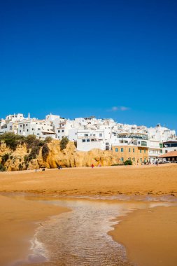 Büyük Balıkçı Sahili manzarası, Praia dos Pescadores, kayalıklarda beyazlatılmış evler, deniz, mavi gökyüzü, yaz zamanı, Albufeira, Algarve, Portekiz