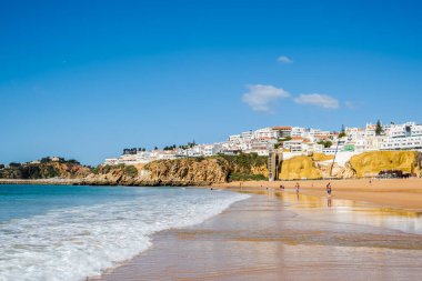 Büyük Balıkçı Sahili manzarası, Praia dos Pescadores, kayalıklarda beyazlatılmış evler, deniz, mavi gökyüzü, yaz zamanı, Albufeira, Algarve, Portekiz