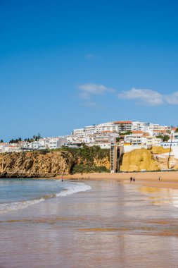 Büyük Balıkçı Sahili manzarası, Praia dos Pescadores, kayalıklarda beyazlatılmış evler, deniz, mavi gökyüzü, yaz zamanı, Albufeira, Algarve, Portekiz