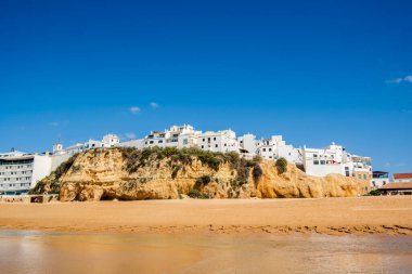 Büyük Balıkçı Sahili manzarası, Praia dos Pescadores, kayalıklarda beyazlatılmış evler, deniz, mavi gökyüzü, yaz zamanı, Albufeira, Algarve, Portekiz