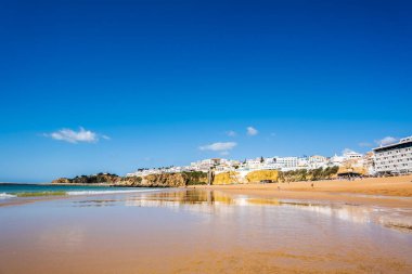 Büyük Balıkçı Sahili manzarası, Praia dos Pescadores, kayalıklarda beyazlatılmış evler, deniz, mavi gökyüzü, yaz zamanı, Albufeira, Algarve, Portekiz