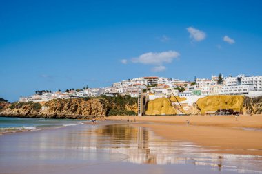 Büyük Balıkçı Sahili manzarası, Praia dos Pescadores, kayalıklarda beyazlatılmış evler, deniz, mavi gökyüzü, yaz zamanı, Albufeira, Algarve, Portekiz