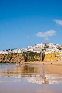 Büyük Balıkçı Sahili manzarası, Praia dos Pescadores, kayalıklarda beyazlatılmış evler, deniz, mavi gökyüzü, yaz zamanı, Albufeira, Algarve, Portekiz