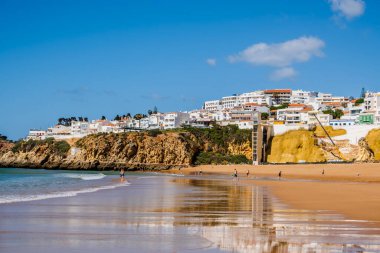Büyük Balıkçı Sahili manzarası, Praia dos Pescadores, kayalıklarda beyazlatılmış evler, deniz, mavi gökyüzü, yaz zamanı, Albufeira, Algarve, Portekiz