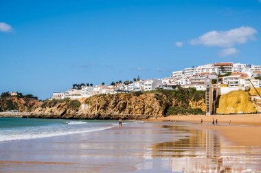 Büyük Balıkçı Sahili manzarası, Praia dos Pescadores, kayalıklarda beyazlatılmış evler, deniz, mavi gökyüzü, yaz zamanı, Albufeira, Algarve, Portekiz