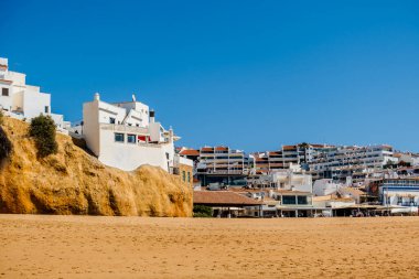Büyük Balıkçı Sahili manzarası, Praia dos Pescadores, kayalıklarda beyazlatılmış evler, deniz, mavi gökyüzü, yaz zamanı, Albufeira, Algarve, Portekiz