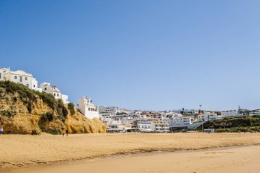 Uçurumdaki, Praia dos Pescadores, Fisherman Beach, Albufeira, Portekiz 'deki Albufeira beyazlatılmış evlerin muhteşem manzarası..