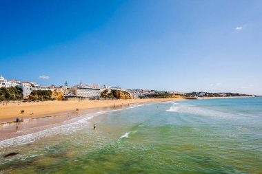 Muhteşem Albufeira Sahili manzarası, panoramik manzara, mavi gökyüzü, turistik ve ünlü yer Praia dos pescadores ya da Portekiz 'in Albufeira kentindeki balıkçı plajı.