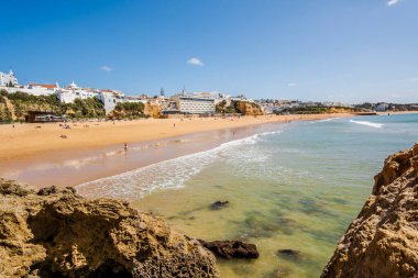 Muhteşem Albufeira Sahili manzarası, panoramik manzara, mavi gökyüzü, turistik ve ünlü yer Praia dos pescadores ya da Portekiz 'in Albufeira kentindeki balıkçı plajı.