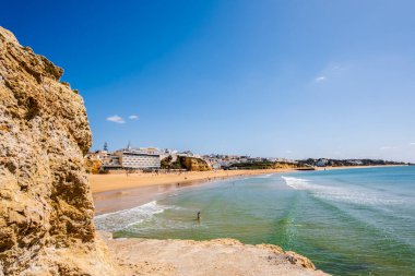 Muhteşem Albufeira Sahili manzarası, panoramik manzara, mavi gökyüzü, turistik ve ünlü yer Praia dos pescadores ya da Portekiz 'in Albufeira kentindeki balıkçı plajı.