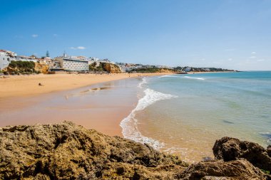 Muhteşem Albufeira Sahili manzarası, panoramik manzara, mavi gökyüzü, turistik ve ünlü yer Praia dos pescadores ya da Portekiz 'in Albufeira kentindeki balıkçı plajı.