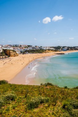 Muhteşem Albufeira Sahili manzarası, panoramik manzara, mavi gökyüzü, turistik ve ünlü yer Praia dos pescadores ya da Portekiz 'in Albufeira kentindeki balıkçı plajı.