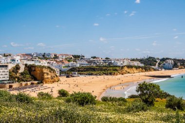 Muhteşem Albufeira Sahili manzarası, panoramik manzara, mavi gökyüzü, turistik ve ünlü yer Praia dos pescadores ya da Portekiz 'in Albufeira kentindeki balıkçı plajı.