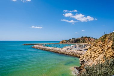Marina 'nın Albufeira' daki muhteşem manzarası, güzel bir yaz fotoğrafı, mavi gökyüzü ve kaldırım, Balıkçı Sahili, Praia dos Pescadores, Albufeira, Portekiz 
