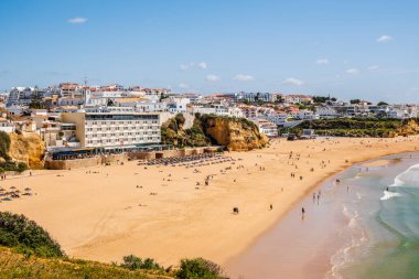 Muhteşem Albufeira Sahili manzarası, panoramik manzara, mavi gökyüzü, turistik ve ünlü yer Praia dos pescadores ya da Portekiz 'in Albufeira kentindeki balıkçı plajı.