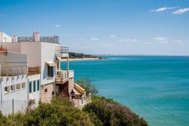 Muhteşem Albufeira Sahili manzarası, panoramik manzara, mavi gökyüzü, turistik ve ünlü yer Praia dos pescadores ya da Portekiz 'in Albufeira kentindeki balıkçı plajı.