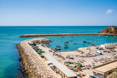 Marina 'nın Albufeira' daki muhteşem manzarası, güzel bir yaz fotoğrafı, mavi gökyüzü ve kaldırım, Balıkçı Sahili, Praia dos Pescadores, Albufeira, Portekiz 