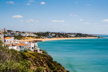 Muhteşem Albufeira Sahili manzarası, panoramik manzara, mavi gökyüzü, turistik ve ünlü yer Praia dos pescadores ya da Portekiz 'in Albufeira kentindeki balıkçı plajı.